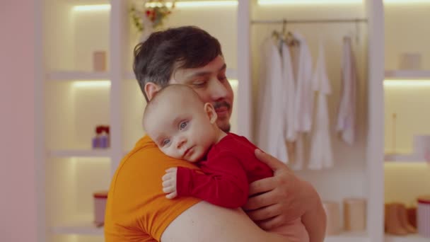 Liebender Gutaussehender Vater Mit Schläfriger Entzückender Säuglingstochter Schaukelt Müdes Kind — Stockvideo