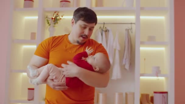 Zärtlich Positiver Gutaussehender Vater Wiegt Entzückendes Säuglingsmädchen Den Schlaf Und — Stockvideo