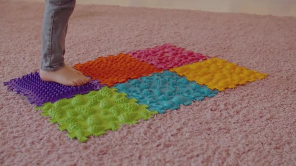 Close Barefoot Child Feet Walking Colorful Orthopedic Massage Puzzle Mat — Stok Video