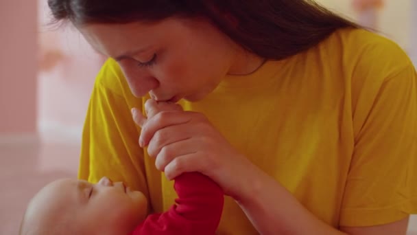 Porträtt Kärleksfull Attraktiv Mor Hålla Sover Söt Spädbarn Barn Försiktigt — Stockvideo