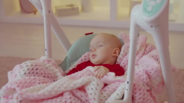 흔들의자 그네를 귀여운 아기는 에서의 활동적 긴장을 — 비디오
