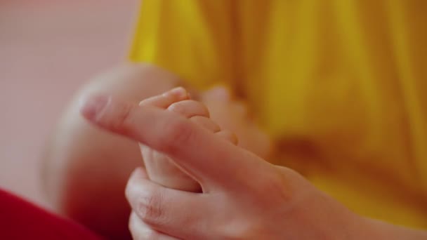 Close Mãe Amorosa Acariciando Suavemente Pequena Mão Bebê Bebê Bebê — Vídeo de Stock