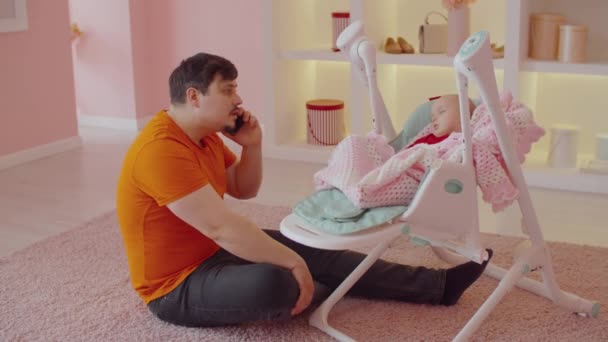 Догляд Красивим Батьком Сидячи Підлозі Розмовляючи Мобільному Телефоні Коханою Жінкою — стокове відео