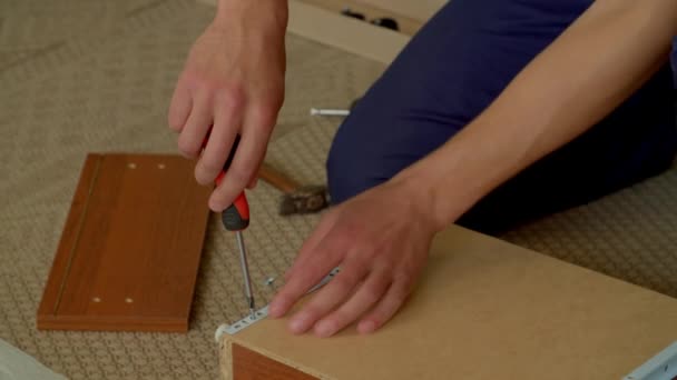 在室内组装Diy家具时 用螺丝起子紧固自攻螺钉 — 图库视频影像
