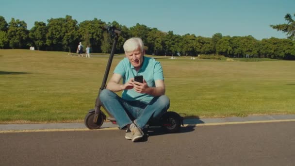 Positiv Stilig Senior Man Sitter Elektrisk Scooter Plattform Nätverk Nätet — Stockvideo