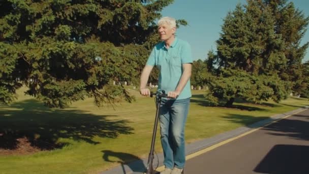 Positiv Flot Senior Mand Afslappet Tøj Bruger Aktiv Livsstil Pensionering – Stock-video