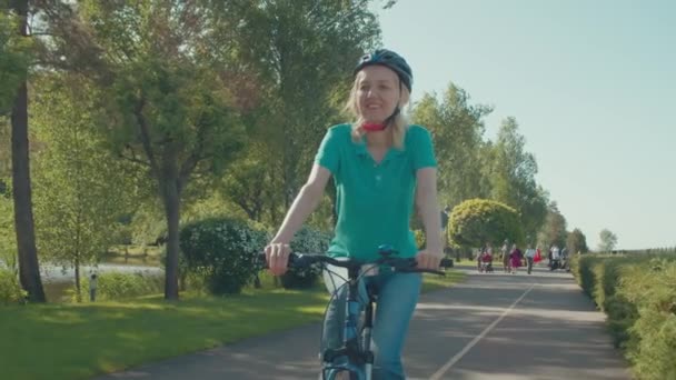 Estilo Vida Saudável Ativo Mulher Madura Bonita Positiva Capacete Bicicleta — Vídeo de Stock