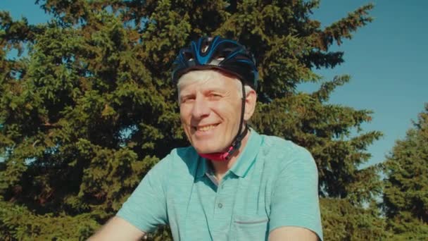 Portret Przyjaznego Radosnego Emerytowanego Rowerzysty Kasku Rowerowym Radosnym Promiennym Uśmiechem — Wideo stockowe