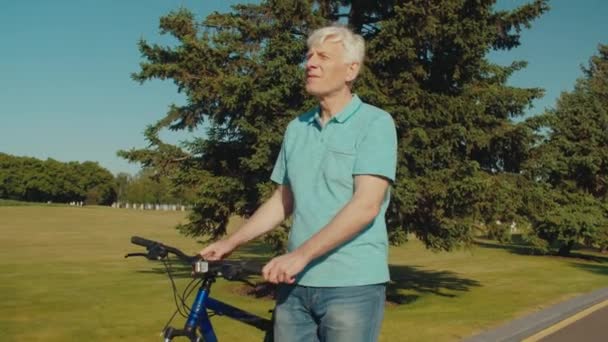 Retrato Atractivo Estilo Vida Activo Masculino Retirado Con Bicicleta Caminando — Vídeos de Stock