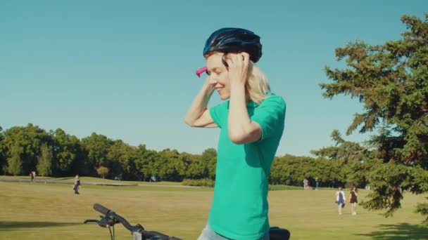 Активна Позитивна Красива Старша Жінка Кладе Велосипедний Шолом Готуючись Їзди — стокове відео