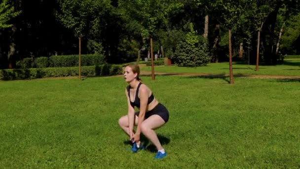 Zdecydowana Atrakcyjna Kobieta Średnim Wieku Odzieży Sportowej Ćwicząca Trening Siłowy — Wideo stockowe