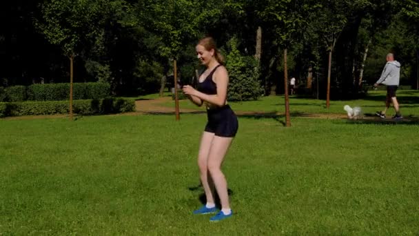 Pozytywne Wielozadaniowy Atrakcyjne Sportowe Fitness Kobieta Robi Squat Trening Networking — Wideo stockowe