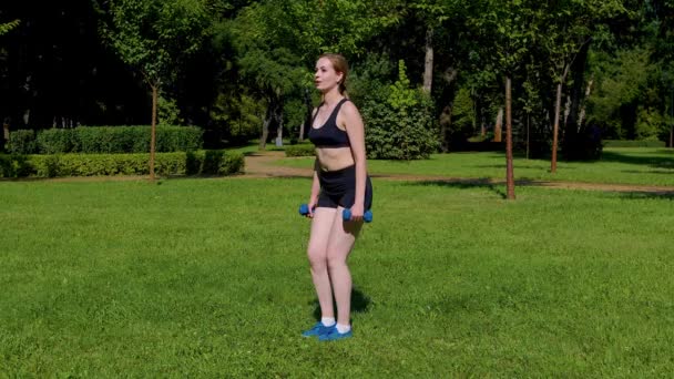 Aktiv Motivierte Charmante Fitness Frau Sportbekleidung Beim Cross Gewichtstraining Beim — Stockvideo