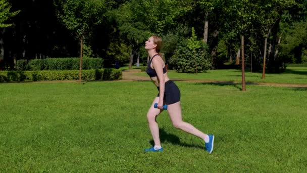 Sallanan Dambıl Egzersizi Yapan Çekici Formda Bir Kadının Yan Görünüşü — Stok video