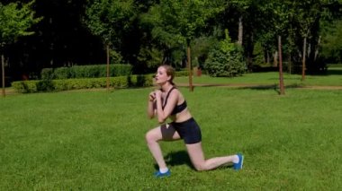 Kararlı, çekici sportif fit kadın plyometrik atlama egzersizleri yapıyor, alt vücut kasları geliştiriyor, çekirdeği güçlendiriyor ve halka açık parkta çalışırken kardiyoyu geliştiriyor..