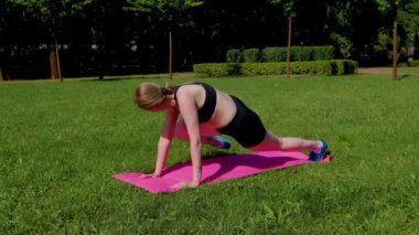 Aktif, sağlıklı bir yaşam tarzı. Güzel, formda bir kadın. İleri düzey şınav çekiyor, vücut gücünü ve istikrarını arttırıyor..