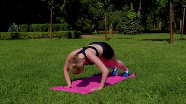 在户外运动训练中 有动机 有吸引力的运动健美女子在健身垫上做俯卧撑 建立肩膀力量 提高核心稳定性 — 图库视频影像