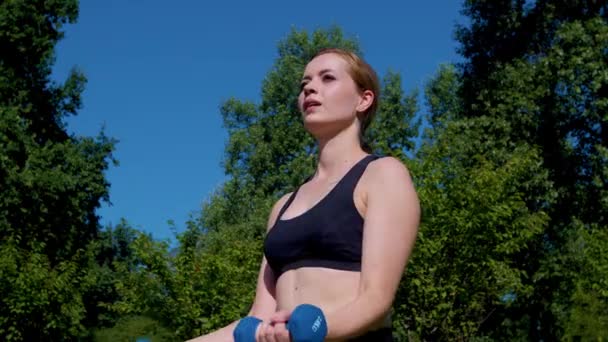 Låg Vinkel Syn Beslutsam Vacker Sportig Fitness Kvinna Tränar Biceps — Stockvideo