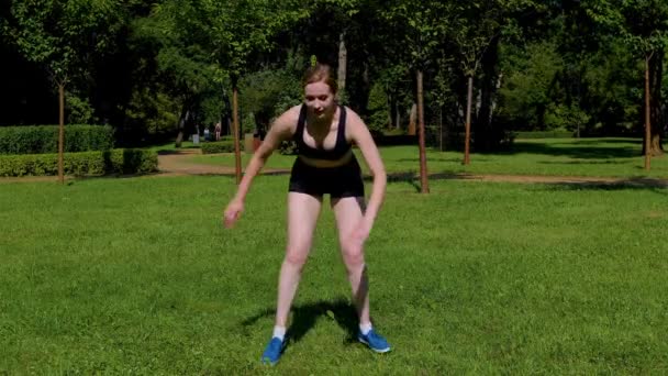 활동적인 생활은 접착제 Hamstring 허벅지 근육에 스케이터 운동을 연습하는 운동복에 — 비디오
