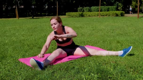 Приваблива Спортивна Жінка Робить Теплі Вправи Йоги Фітнес Маті Розтягує — стокове відео