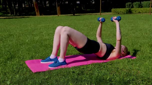 Aktywnie Zmotywowana Atrakcyjna Wysportowana Kobieta Ćwicząca Macie Fitness Trening Ciężarem — Wideo stockowe