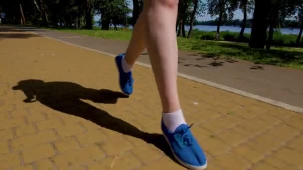 Primer Plano Piernas Femeninas Musculosas Delgadas Zapatos Deportivos Azules Que — Vídeos de Stock
