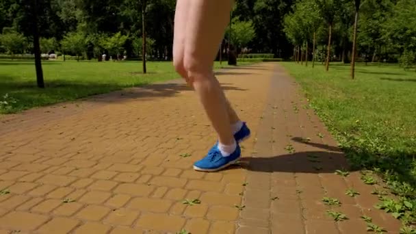 Κοντινό Πλάνο Της Λεπτής Μυϊκή Γυναικεία Πόδια Αθλητικά Παπούτσια Άλμα — Αρχείο Βίντεο