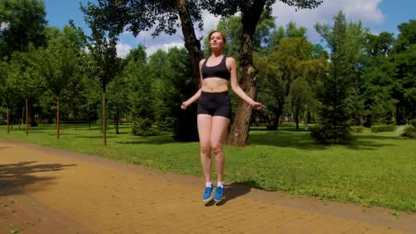 Mujer Atlética Atractiva Motivada Activa Que Practica Ejercicio Cardiovascular Cuerda — Vídeos de Stock