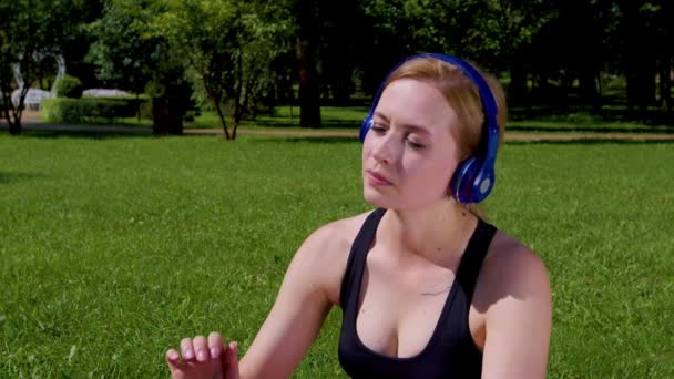 Portret Uroczej Sportowej Kobiety Średnim Wieku Słuchawkach Bezprzewodowych Cieszącej Się — Wideo stockowe