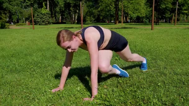 Aktivt Motivert Sjarmerende Atletisk Kondisjonskvinne Som Gjør Fjellklatrertrening Bygger Kardiovaskulær – stockvideo