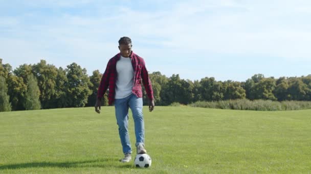 Beau Africain Vêtements Décontractés Rebondissant Ballon Football Sur Les Jambes — Video