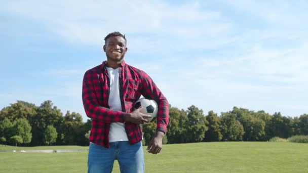 Futbol Topunu Elinde Tutan Neşeli Bir Gülümsemeyle Bakan Yaz Doğasında — Stok video