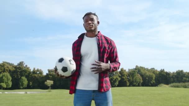 Alegre Hombre Africano Guapo Ropa Casual Sosteniendo Malabares Pelota Fútbol — Vídeos de Stock