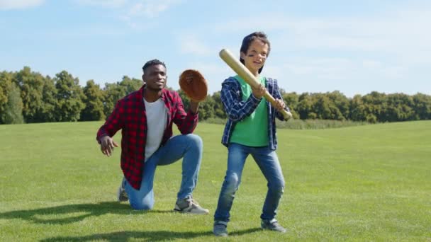 Radostné Roztomilé Předpubertální Afroameričan Chlapec Baseballovou Pálkou Šťastný Atraktivní Otec — Stock video