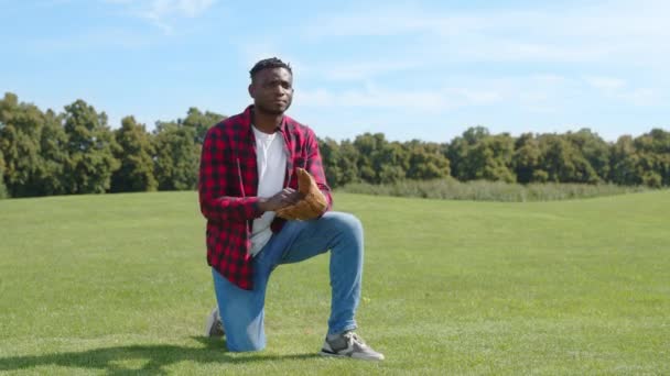 Aktive Gutaussehende Schwarze Männliche Baseballschläger Lässiger Kleidung Spielen Baseball Spiel — Stockvideo