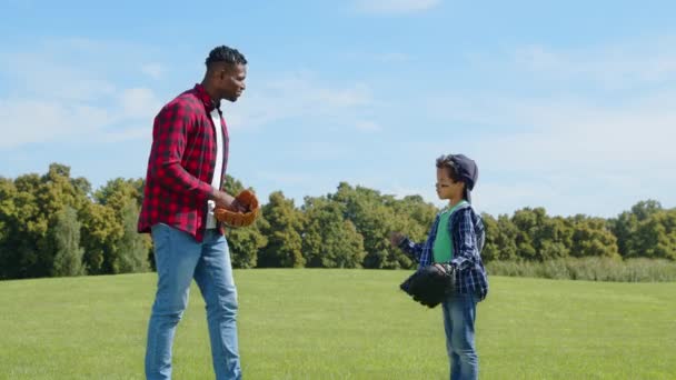 Vidám Fiatal Afroamerikai Fiú Baseball Kesztyűben Fekete Apa Ünnepli Sikeres — Stock videók