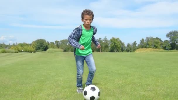 Skicklig Bedårande Skolålder Afroamerikansk Pojke Fotbollsspelare Som Springer Plan Dribblande — Stockvideo