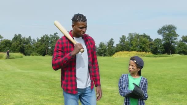 Portrét Šťastného Školního Věku Afroameričan Chlapec Baseballovým Míčem Rukavicí Pečující — Stock video