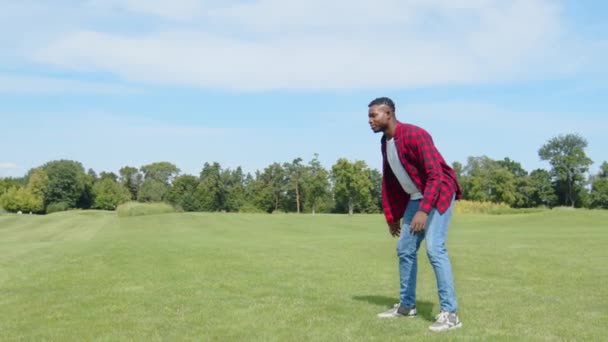 Freudig Attraktiver Stilvoller Afrikanischer Mann Lässiger Kleidung Der Aktiven Lebensstil — Stockvideo