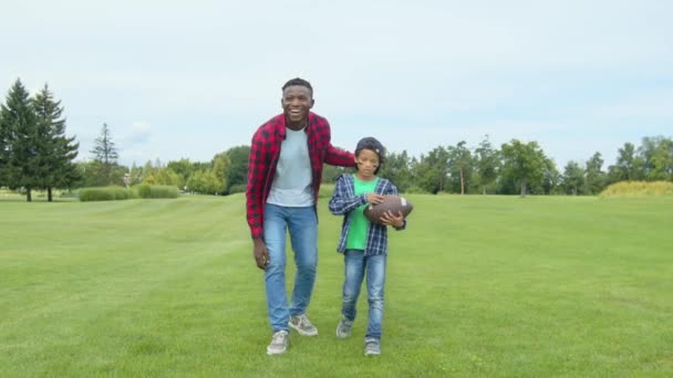 Veselý Pohledný Africký Otec Radostný Krásný Školní Syn Americkým Fotbalovým — Stock video