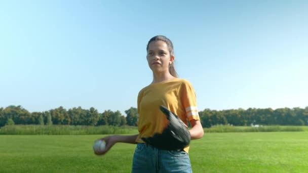 Determinat Drăguț Latină Adolescent Fată Pitcher Mănuși Haine Casual Jucând — Videoclip de stoc