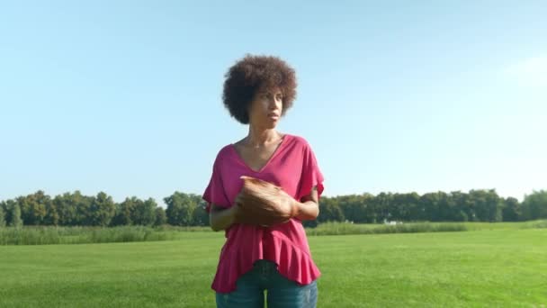 Pescăruș Feminin Destul Negru Concentrat Activ Mănuși Baseball Minge Haine — Videoclip de stoc