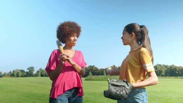 Gadis Remaja Multietnis Yang Ceria Dengan Sarung Tangan Bisbol Dan — Stok Video