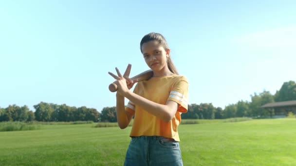 Portret Stylowej Atrakcyjnej Nastoletniej Dziewczyny Uderzającej Kijem Bejsbolowym Przygotowującej Się — Wideo stockowe