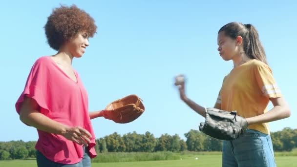 美丽的非洲裔美国母亲和可爱的多种族少女戴着棒球手套的画像 在夏天的大自然里 家人一边享受着闲暇 一边友好地交谈 抛掷和接球 — 图库视频影像