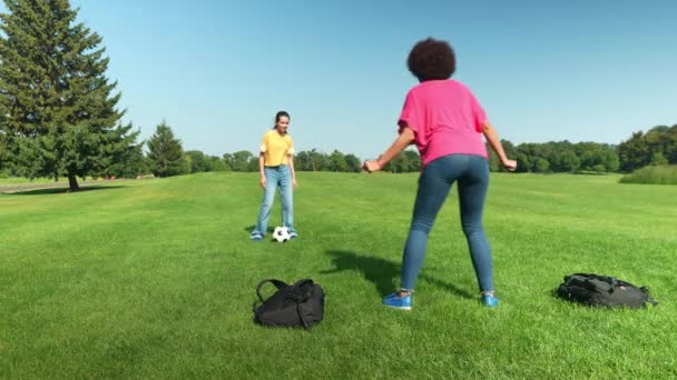 Vrolijke Aantrekkelijke Zwarte Moeder Keeper Leuke Multiraciale Tienerdochter Voetballen Het — Stockvideo