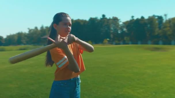 Geïrriteerde Schattige Tiener Meisje Honkbal Hitter Met Knuppel Niet Vleermuis — Stockvideo