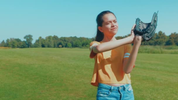 Adolescente Mignonne Concentrée Avec Gant Baseball Attrapant Une Balle Mouche — Video