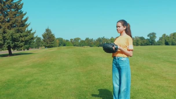 Happy Adorable Remaja Pemain Bisbol Gadis Dengan Sarung Tangan Pitching — Stok Video