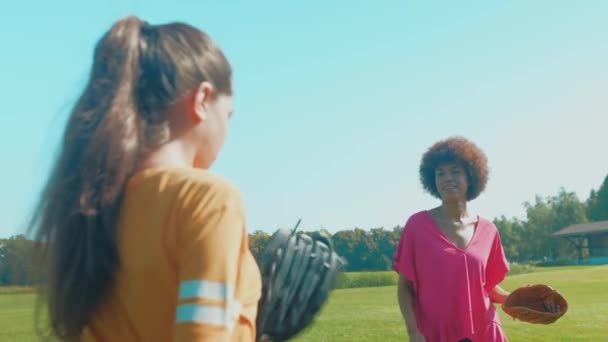 快乐迷人的黑人妈妈 可爱的多种族少女 戴着棒球手套 享受着积极的生活方式 在夏天打棒球时投球和接球 — 图库视频影像
